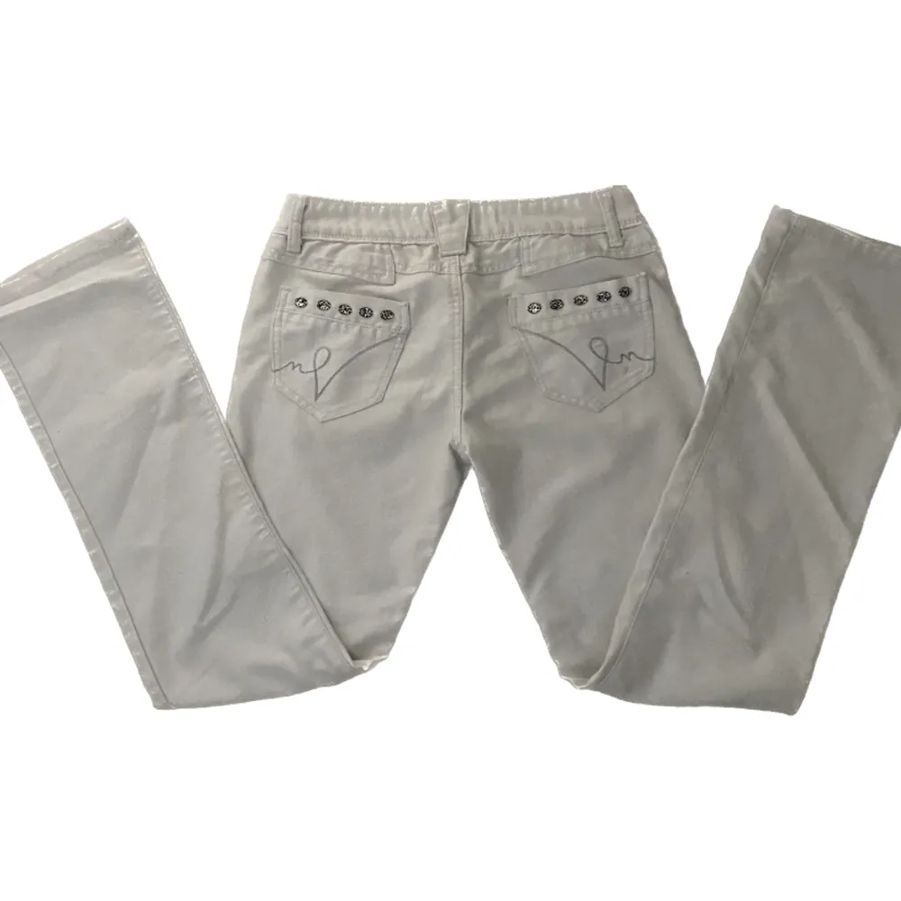 Lågmidjade vita jeans med rhinestones både fram och bak! Supersnygga men har ingen användning av de längre💕 midjemått: 39 innerbenslängd: 81 cm. Jeans & Byxor.