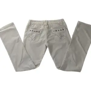 Lågmidjade vita jeans med rhinestones både fram och bak! Supersnygga men har ingen användning av de längre💕 midjemått: 39 innerbenslängd: 81 cm