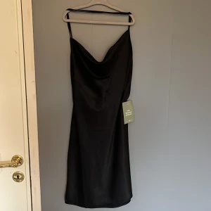 Siden klänning - en såååå fin klänning från hm, helt oanvänd med prislappen kvar! Hade tänkt använda den på nyår men tyckte banden var lite långa