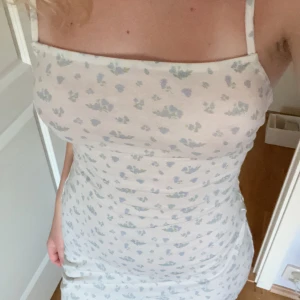 Open back dress - En jättefin klänning från Nelly med öppen rygg som tyvärr inte kommer till användning, aldrig använd.