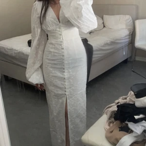 Adoore - Säljer min fina ”Positano” klänning från adoore. Använd en gång som studentklänning och passar perfekt för sommaren. Köpt för 1695kr och är i nyskick. Skriv privat för fler bilder