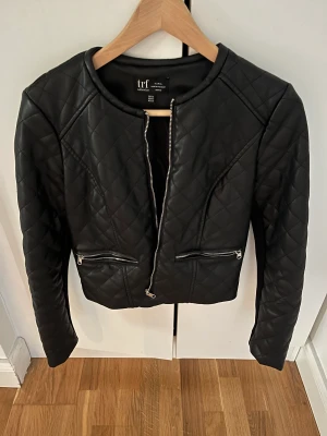 Zara Skinnjacka 34 - Quiltad skinnjacka från Zara. Sparsamt använd. 