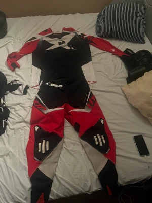 Cross byxor å tröja t salu  - Crosskläder i fint skick 