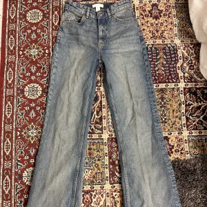 snygga straight jeans - jätte jätte snygga jeans jag köpte i nyc på h&m men aldrig använt, bra skick