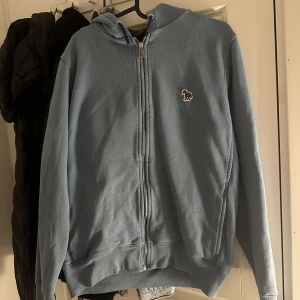 Paul Smith Zip Hoodie  - Storlek S Köpt på NK för 1599:- Skick 8,5/10. (Använd ett fåtal gånger).