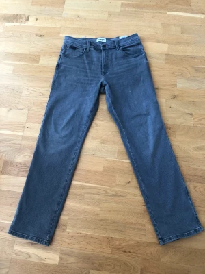 Wrangler jeans grå - Mycket bra skick! Knappt använda. 33/34