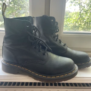 Dr.Martens - Kängor från dr.martens, använda ett fåtal gånger, har endast några pyttesmå repor längst fram.