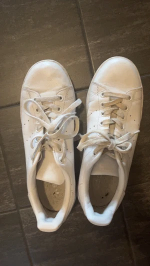 Adidas skor - Adidas skor, ganska så använda.