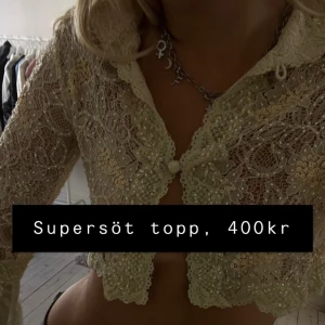 Supersöt topp  - Säljer denna ljusgröna glittriga super söta toppen! Kommer inte till användning, kontakta mig för fler bilder!(lånad bild)✨