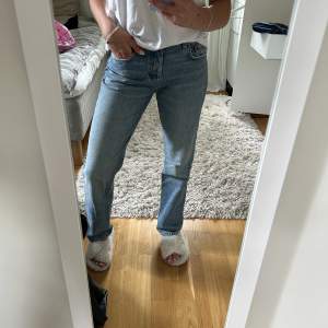 Zara mid waist straight jeans i storlek 36, ljusblåa. Jeansen är i mycket bra skick.
