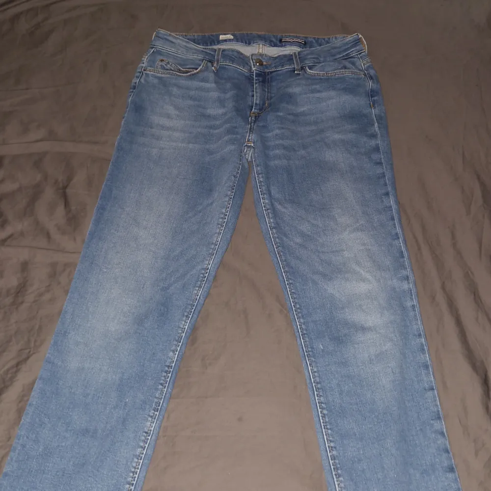 Et härliga par Tommy Hilfiger jeans. Bra skick, lite använda och varit bra tagit hand om. Slim fit och har något stretch i seg. Storlek 32. 97% organically grown cotton, 3% elastane . Jeans & Byxor.