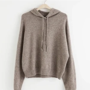 Stickad hoodie - Säljer denna stickade hoodie från Lindex! Den är i storlek M men passar också S💗