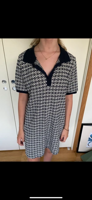 Klänning - Klänning med krage och snyggt mönster från zara. Aldrig använd 