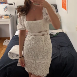 Vit klänning  - Säljer denna såå fina klänning från Asos Design som tyvärr satt lite för tight och hann inte skicka tillbaka 💘 strl 34 men jag skulle säga 32, inköpspris 1069kr 