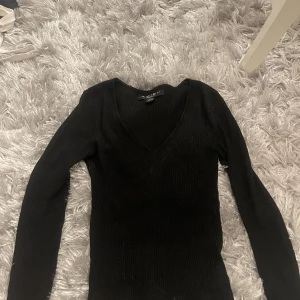 Tröja - Jättefin tröja den är svart. Säljer den för den har blivit för liten