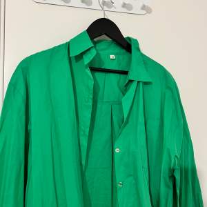 En oversized grön skjorta som använts bara en gång. Köparen står för frakt!