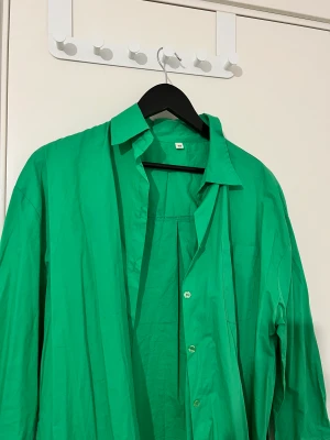 En grön skjorta  - En oversized grön skjorta som använts bara en gång. Köparen står för frakt!