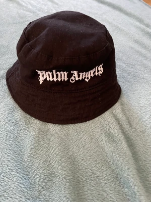 Palm angels solhatt  - Palm angels solhatt Äkta använd 2 gånger 10/10 skick den passar alla