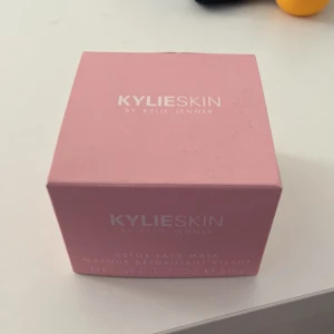 Ler mask - Jag säljer denna ansiktsmask ifrån Kylie jenner från deras skin kollektion. Aldrig använd som man ser på bild tre. Nypris 330 kr. Mitt pris: 200 kr❤️
