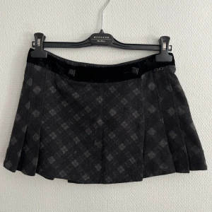 C’N’C - C’N’C Costume National kort kjol, svart/grå, 100% ull 