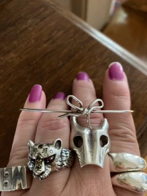 Maria Nilsdotter armband äkta silver  - Maria Nilsdotter armband 6,5 cm rakt över. Äkta silver. Söt modell som inte säljs längre.  Använd gärna köp nu 