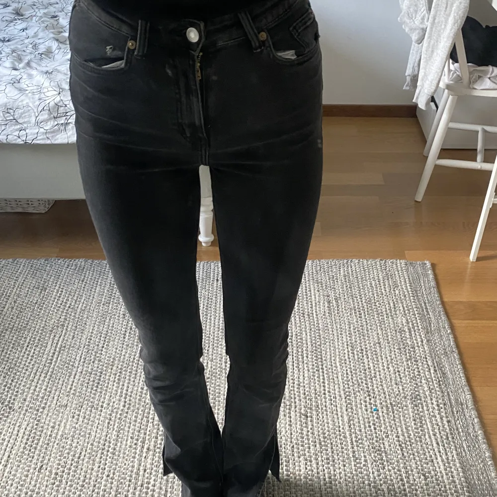 Snygga jeans med slits, lite för korta för mig som är 169cm💕. Jeans & Byxor.