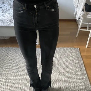 Jeans med slits - Snygga jeans med slits, lite för korta för mig som är 169cm💕