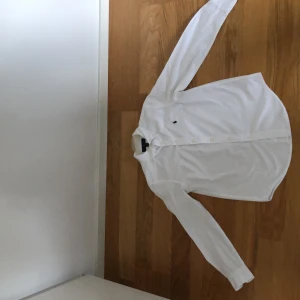 Ralph lauren skjortan  - Säljer min oanvända Ralph lauren skjorta då den inte passar. Nypris ca 1200 mitt pris 300 pris kan diskuteras. Hör gärna av dig vid en fundering eller intresse.