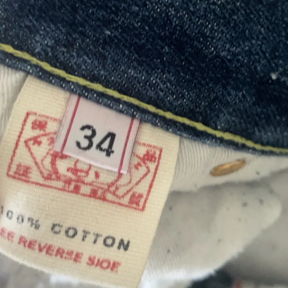 säljer mina älskade evisujeans eftersom att de är lite för stora. strl 34. köpta på plick. tyvärr inte tillräckligt använda för att behålla. bra skick. pris kan diskuteras vid snabb affär😊. Jeans & Byxor.