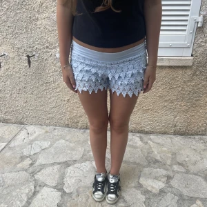 Shorts - Dessa lågmidjade shortsen är i en så fin ljusblå färg, och så snyggt mönster❤️