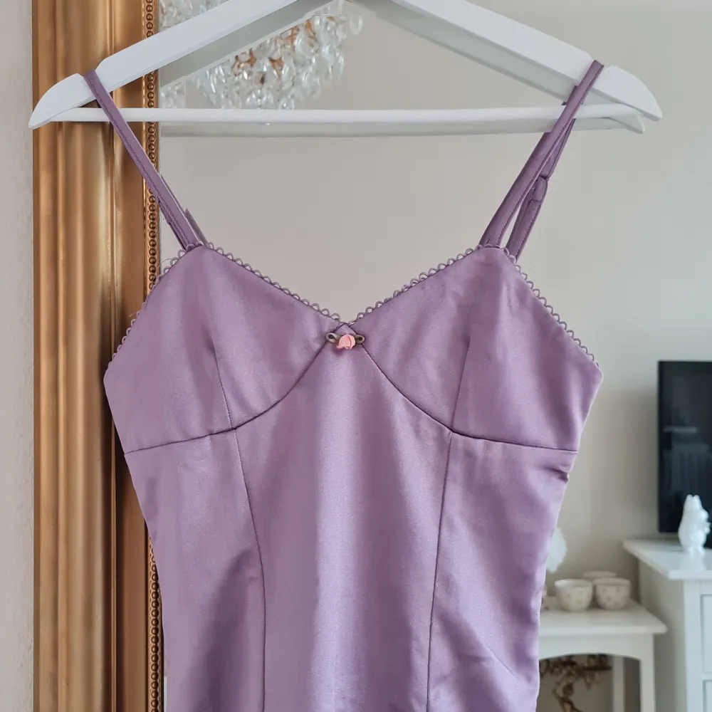 Supersnygg lila klänning i stl 32. Aldrig använd, så är i nyskick! Bilderna är från Asos hemsida💓. Klänningar.