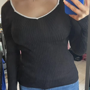 Svart ribbad tröja - Stor i storleken 