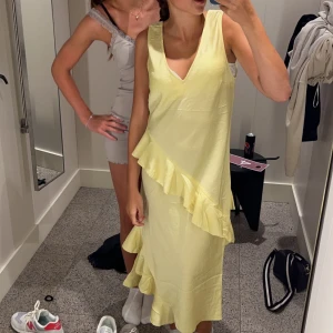 Klänning  - Jätte fin gul klänning med volanger från hm! Den är helt ny, prislappen sitter kvar och nypris 500kr men ja säljer för 400. Köparen står för frakten och hör av dig om du har frågor eller är intresserad❤️