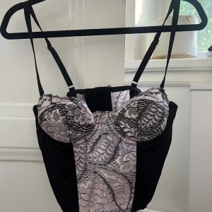 Urban Outfitters Corset Top - jättefin korsetttopp i storlek S från urban outfitters🩷 bra skick!!! använd gärna köp nu
