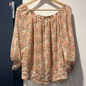 Blus zara  - Super fin blus från zara! Kommer inte till användning för mig längre. 