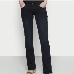 Ltb jeans svarta - Säljer mina svarta ltb jeans pga dom är för stora för mig. Om ni vill ha fler bilder skriv ❤️