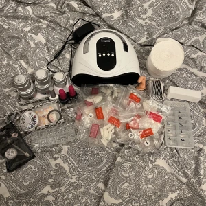 Gelénaglar utrustning  - Lite olika nagelgrejer då jag inte använder de längre🥰köpa som ett paket för 300kr eller enskilda saker och då kommer vi överens om pris!!