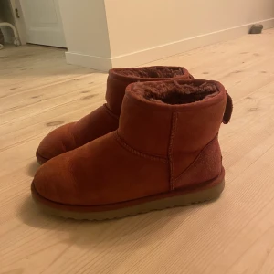 Uggs - Röda låga uggs, strl 39, ok skick