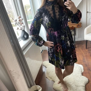 klänning - Snygg klänning i XS med lite puffiga armar. Knappt använd, väldigt fin skick 🦋