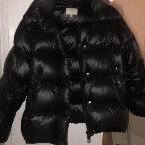 Puffer Jacket HM - Säljer den här populära varma vinterjackan ifrån HM. Köpt förra vintern, använd med försiktighet. Den har fått lite sminkfläckar precis vid insidan av kragen. Köpt för 1499 kr. I XS, men passar även S. 