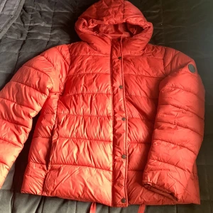 Orange dunjacka - Säljer nu denna höstjackan. Den är i bra skick.
