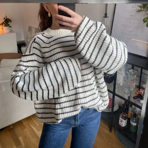 Randig stickad tröja - Jättefin randig stickad tröja med ”ballongärm”