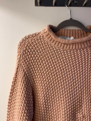 Stickad tröja  - Stickad tröja i gammelrosa. Storlek L men är mer som en M. Använd 1 gång 