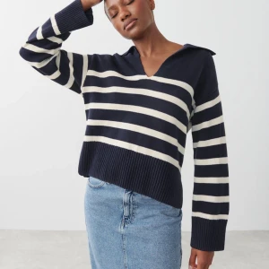 V-neck sweater  - En så fin och trendig tröja som verkligen är snygg med allt!! Har flera sånna tröjor så tänkte sälja den här. Det är en randig tröja som är blå, vit och stickad. Den har v-ringning, stor krage och slits i sidorna.