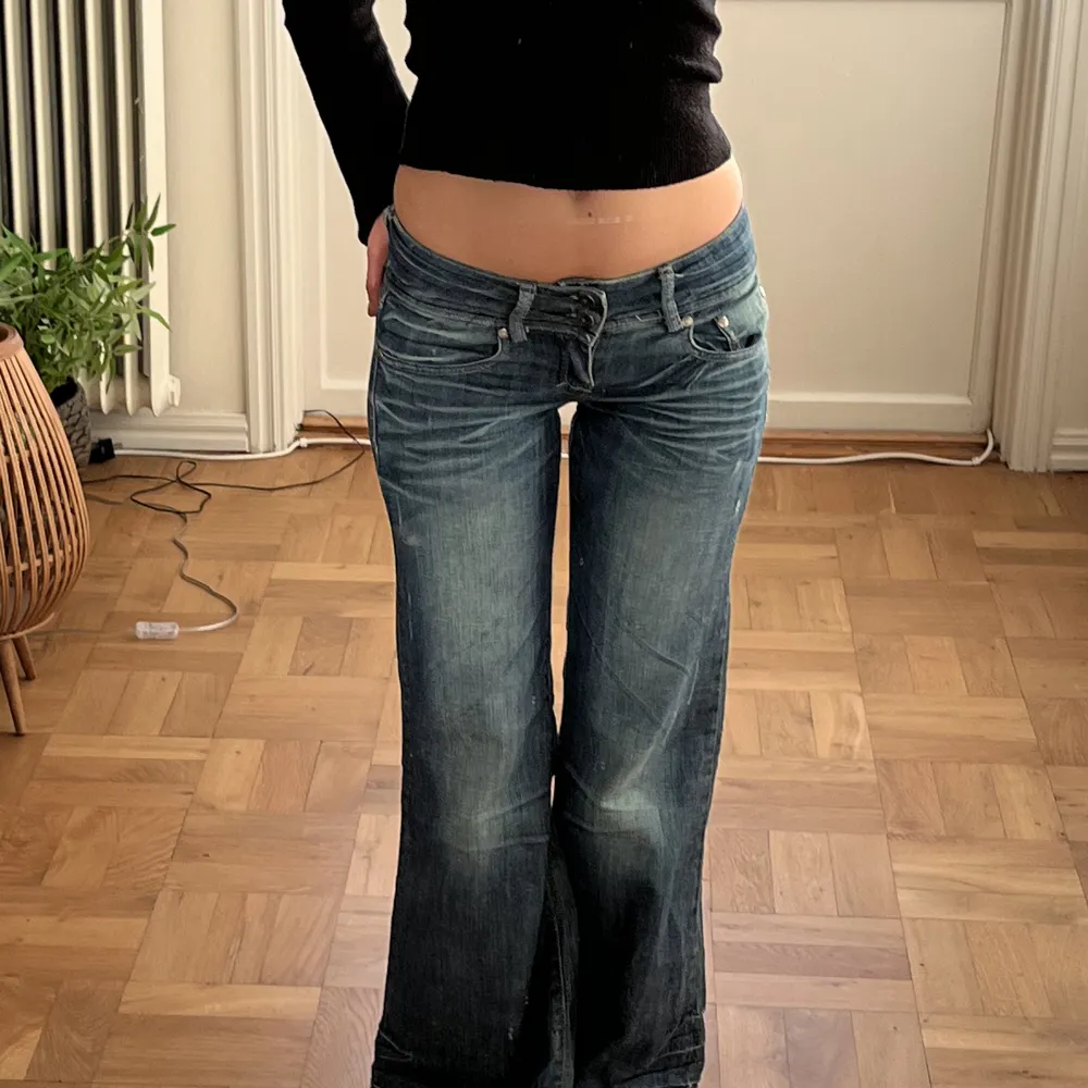Säljer dessa supersnygga lågmidjade jeans. Inga defekter, midjemått 77 cm men stretch så passar även mig som brukar ha midjemått 80 cm, innerbenslängd-82cm. Hör av dig frågor eller intresse❤️. Jeans & Byxor.