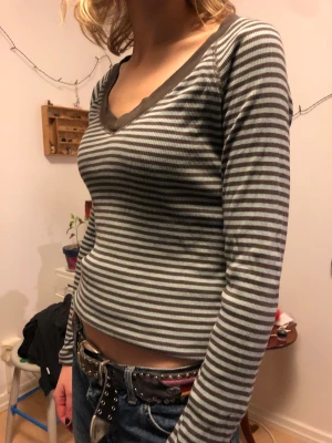 Randig topp - Jättesöt topp från Noa Noa. Brun och turkos/ljusblå. Passar S/M