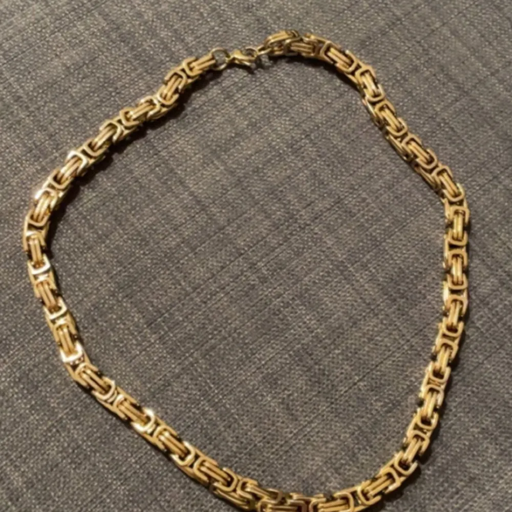 Säljer mitt halsband för har köpt nytt, väldigt fint halsband inga anmärkningar eller så, priset är inte hugget i sten, frågor och funderingar bara höra av sig, Mvh Elias . Accessoarer.