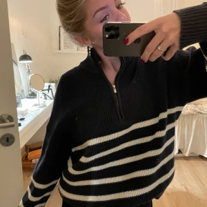 Stickad zip-tröja - Stickad zip-tröja från Lindex. Använd max 3 gånger!💕