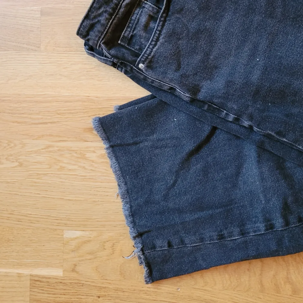 Svarta jeans med fransig kant. En vit fläck målarfärg på ena benet, syns på sista bilden.. Jeans & Byxor.