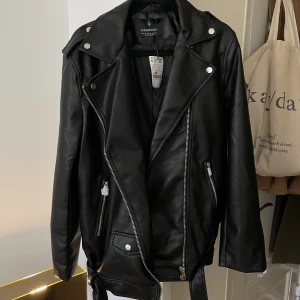Oversized skinnjacka - Helt ny jacka i skinnimitation från Stradivarius m lapp kvar. Storlek S men oversized